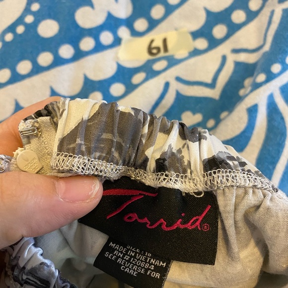 BEAUTIFUL TORRID BACKLESS HALTER DRESS GRAY BLACK WHITE FLORAL PRINT SIZE 18 GUC - Picture 13 of 16